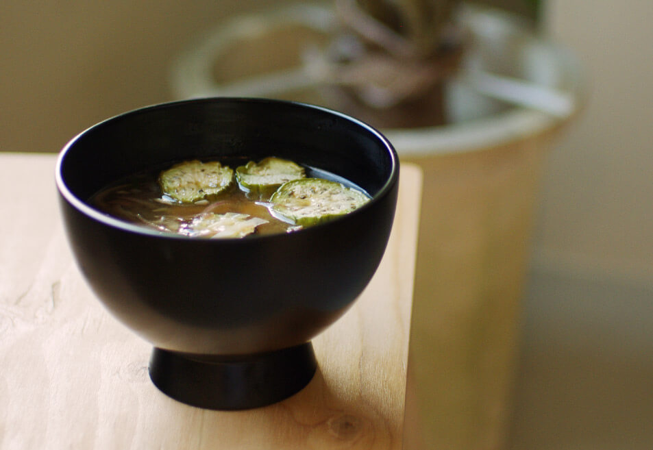 日本全国のお味噌を月替わりで楽しむ、お味噌汁が主役の定食屋。