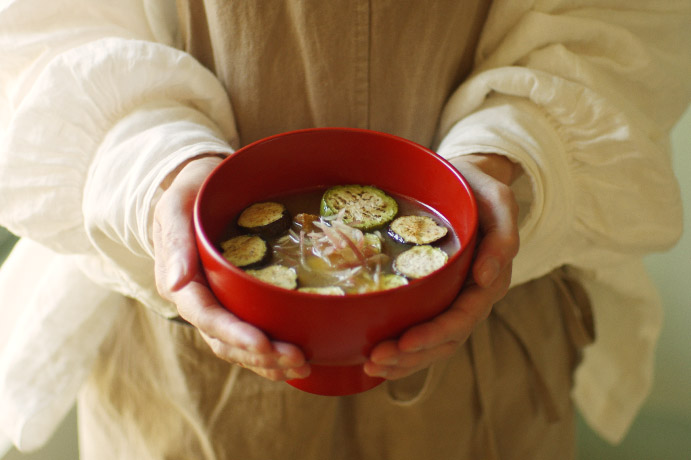 日本全国のお味噌を月替わりで楽しむ、お味噌汁が主役の定食屋。